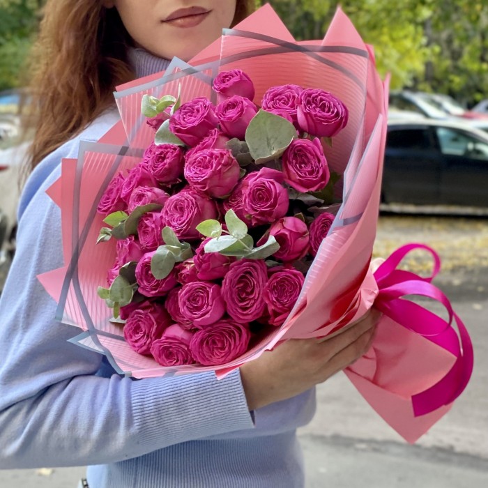 11 пионовидных кустовых роз с эвкалиптом