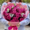 11 пионовидных кустовых роз Классик Сенсейшн 60 см с эвкалиптом
