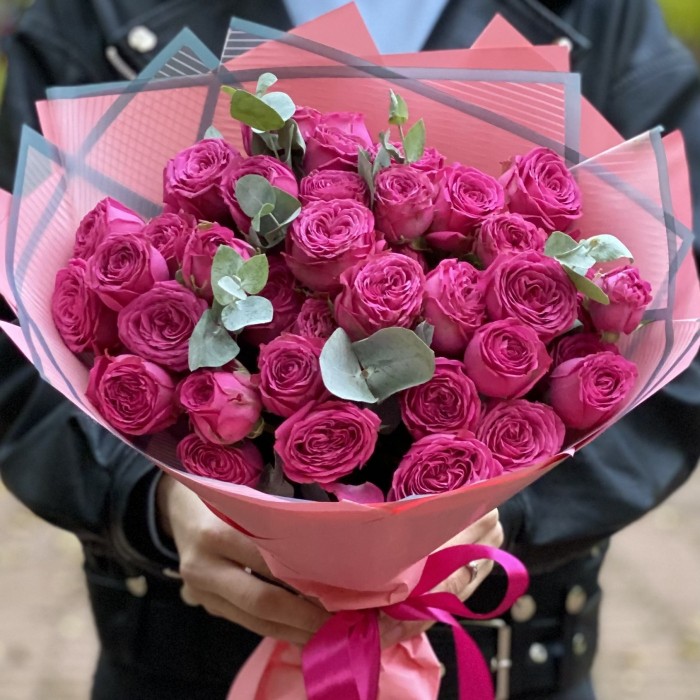 11 пионовидных кустовых роз с эвкалиптом