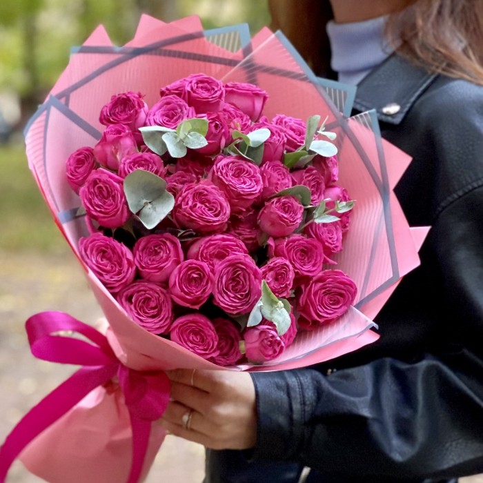 11 пионовидных кустовых роз с эвкалиптом