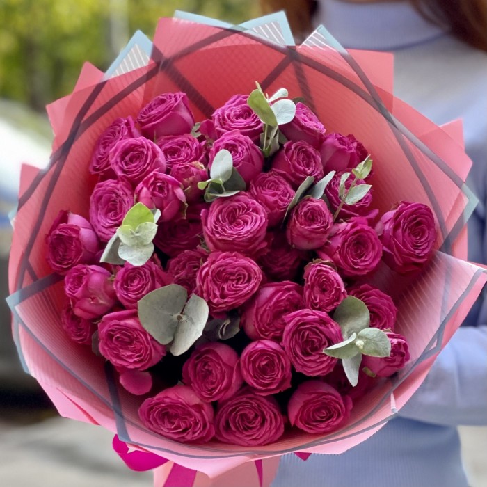 11 пионовидных кустовых роз с эвкалиптом