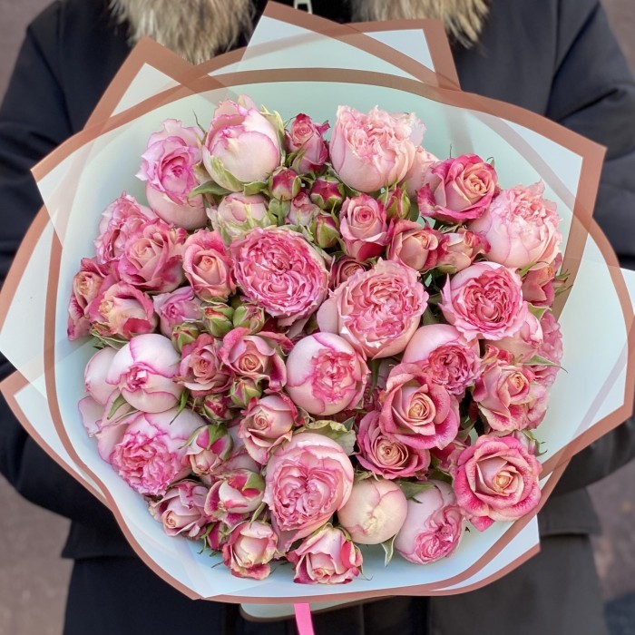 Микс из 11 кустовых роз Флиндерс Лейн и Пинк Блоссом