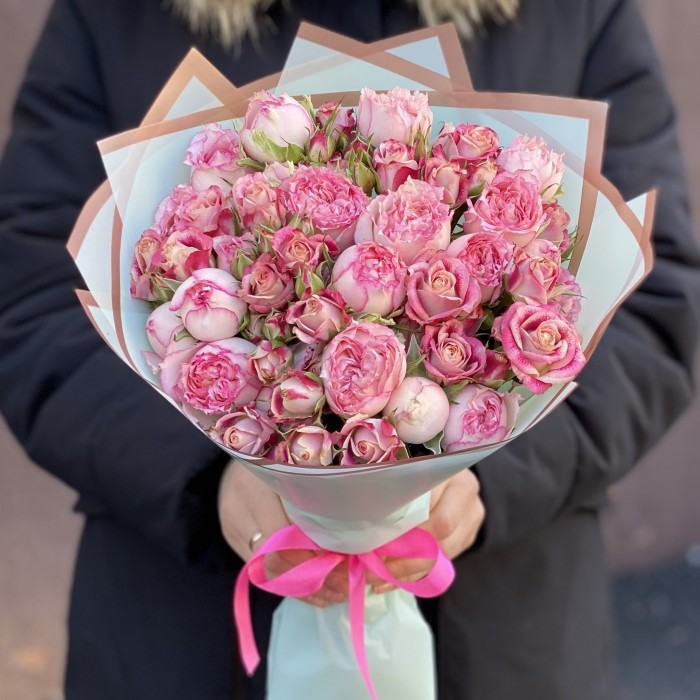 Микс из 11 кустовых роз Флиндерс Лейн и Пинк Блоссом