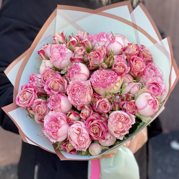 Микс из 11 кустовых роз Флиндерс Лейн и Пинк Блоссом