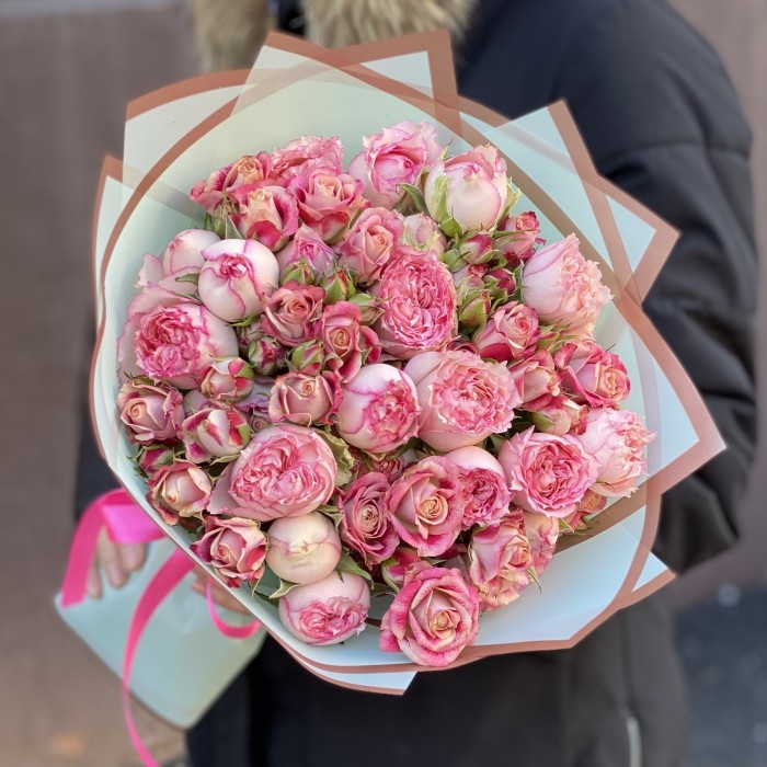 Микс из 11 кустовых роз Флиндерс Лейн и Пинк Блоссом