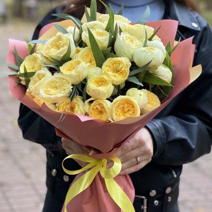 11 кустовых роз Каталина с эвкалиптом