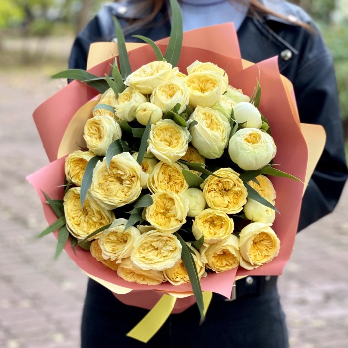 11 кустовых роз Каталина с эвкалиптом