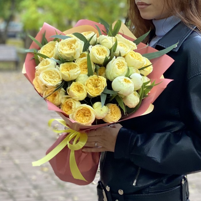 11 кустовых роз Каталина с эвкалиптом