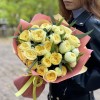 11 кустовых роз Каталина с эвкалиптом