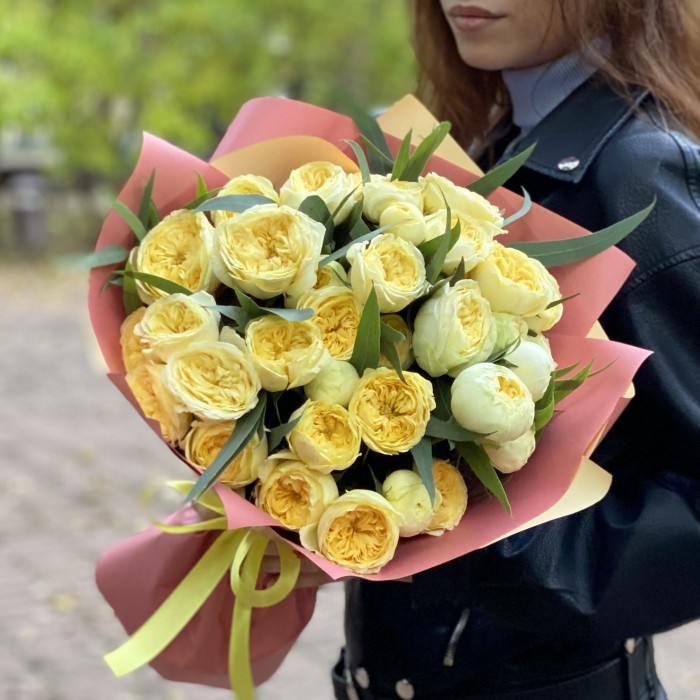 11 кустовых роз Каталина с эвкалиптом