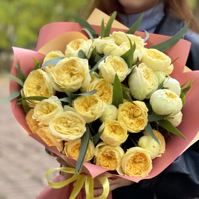 11 кустовых роз Каталина с эвкалиптом