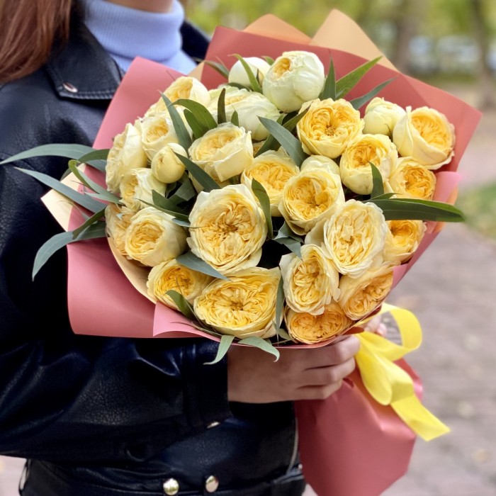 11 кустовых роз Каталина с эвкалиптом