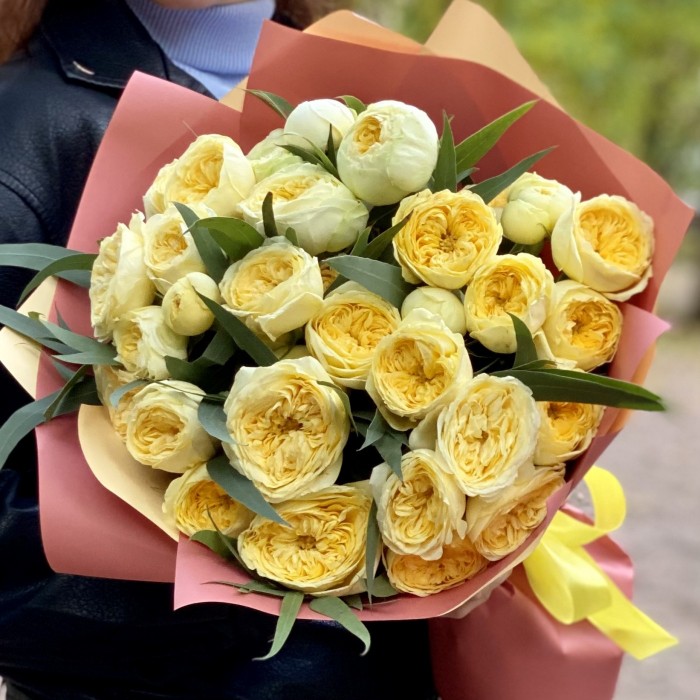 11 кустовых роз Каталина с эвкалиптом