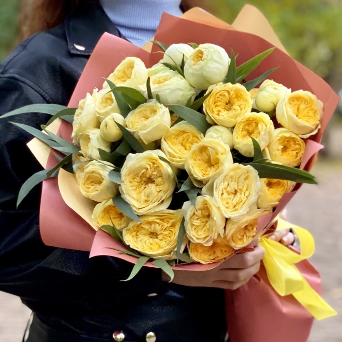 11 кустовых роз Каталина с эвкалиптом