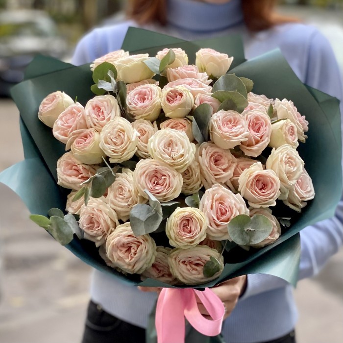 11 кустовых роз Свит Джелато с эвкалиптом