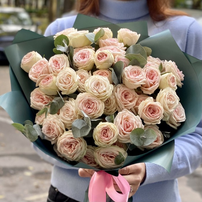 11 кустовых роз Свит Джелато с эвкалиптом