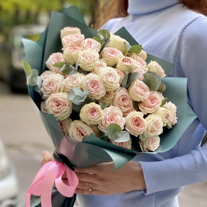 11 кустовых роз Свит Джелато с эвкалиптом