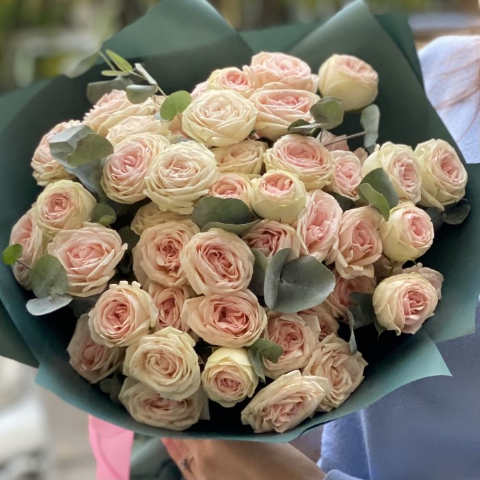 11 кустовых роз Свит Джелато с эвкалиптом