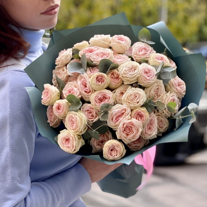 11 кустовых роз Свит Джелато с эвкалиптом