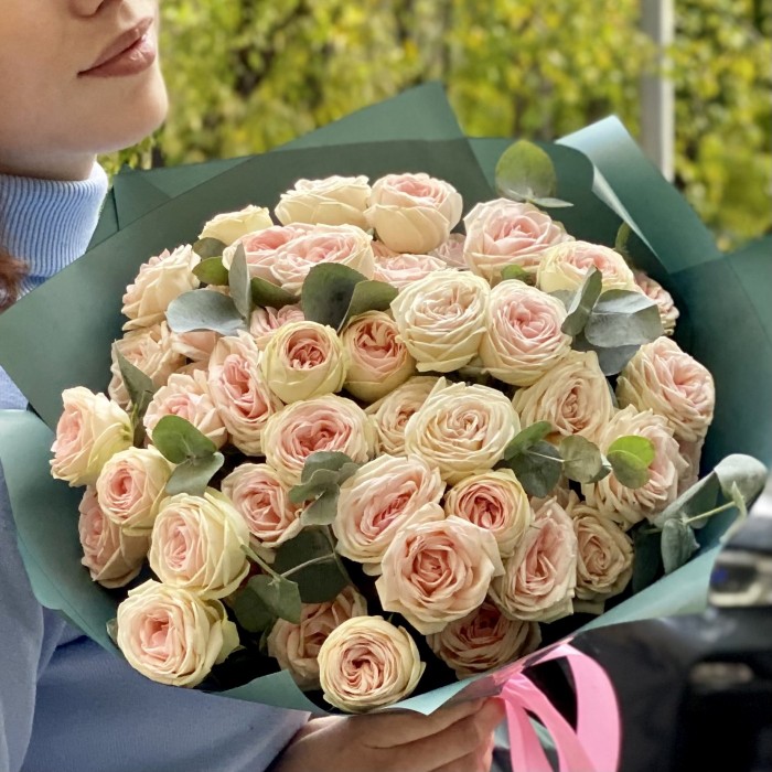 11 кустовых роз Свит Джелато с эвкалиптом