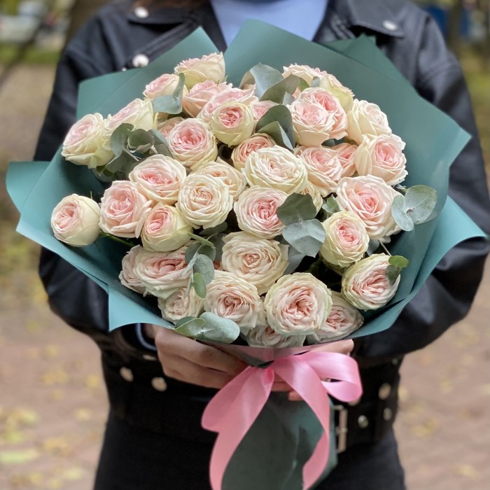 11 кустовых роз Свит Джелато с эвкалиптом