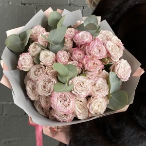 15 кустовых розовых роз Ангел Бомбастик с эвкалиптом 15 кустовых розовых роз Ангел Бомбастик с эвкалиптом