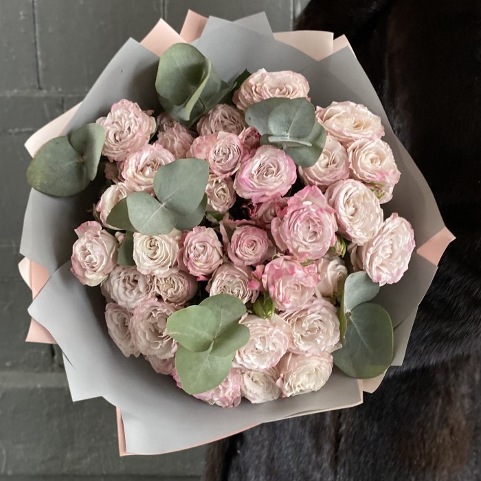 15 кустовых розовых роз Ангел Бомбастик с эвкалиптом