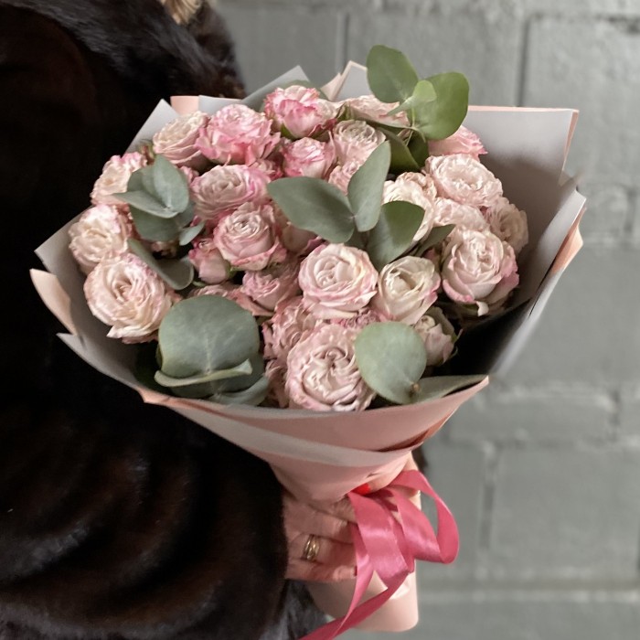 15 кустовых розовых роз Ангел Бомбастик с эвкалиптом