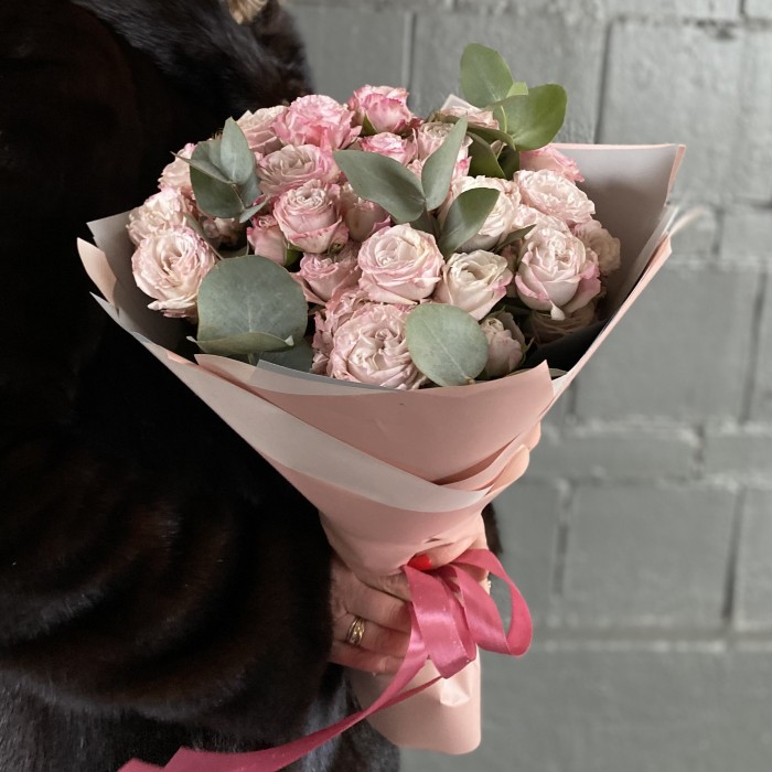 15 кустовых розовых роз Ангел Бомбастик с эвкалиптом