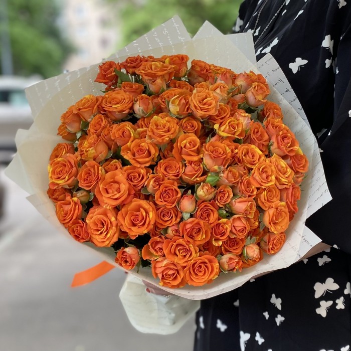 25 оранжевых кустовых роз 40см
