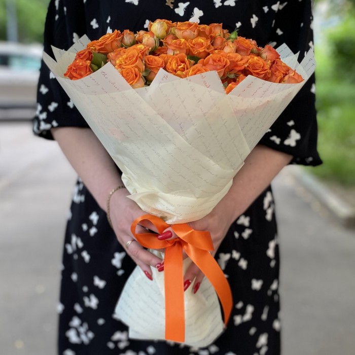 25 оранжевых кустовых роз 40см