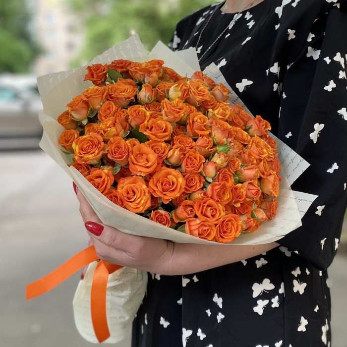 25 оранжевых кустовых роз 50см