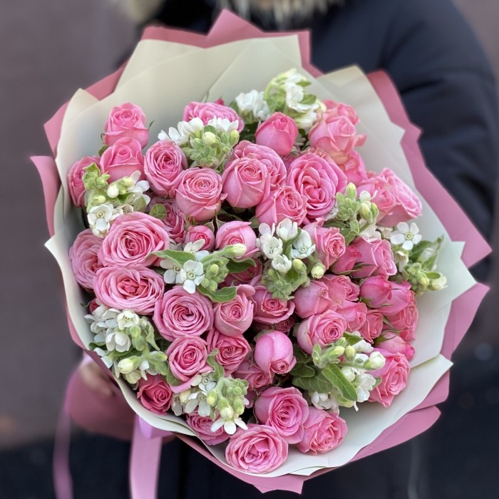 Букет из роз Дион с  белым оксипеталумом