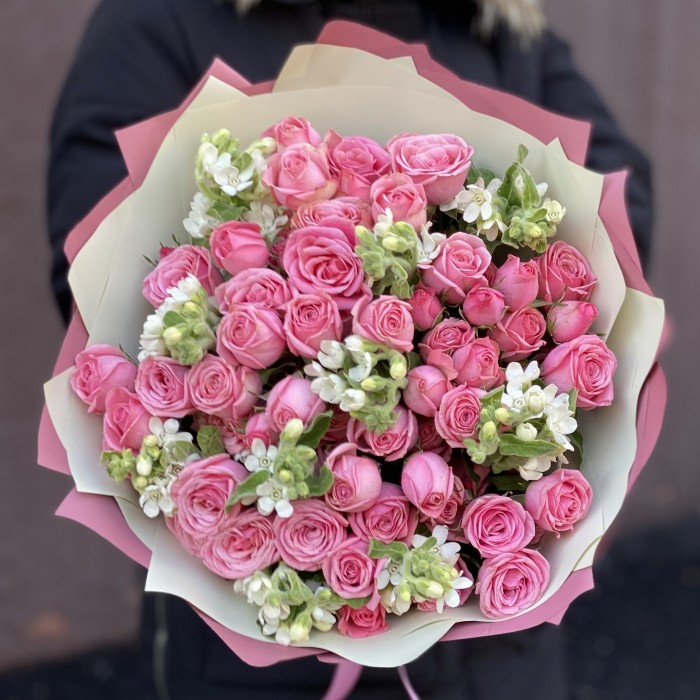 Букет из роз Дион с  белым оксипеталумом