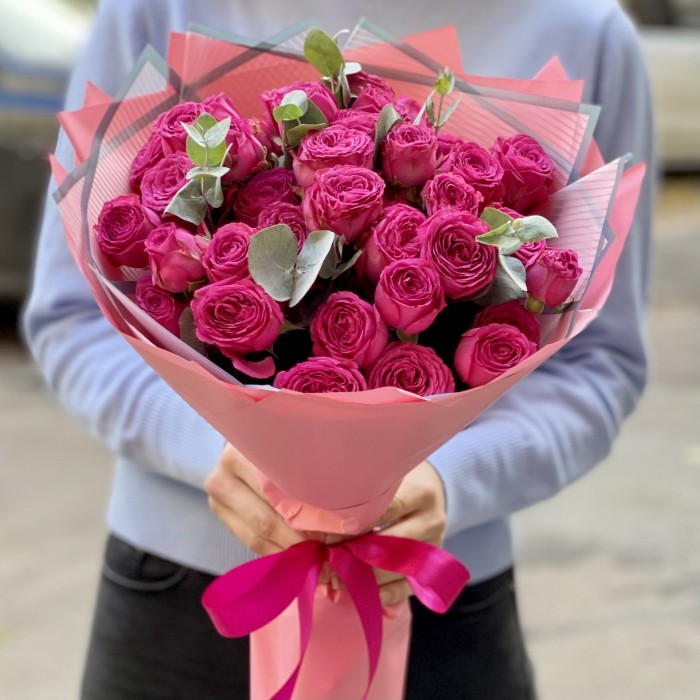 11 пионовидных кустовых роз с эвкалиптом