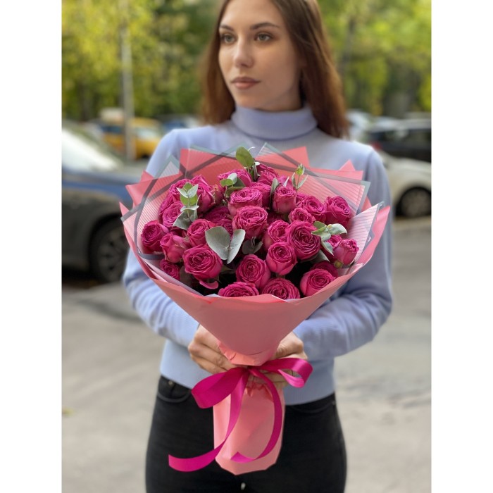 11 пионовидных кустовых роз с эвкалиптом