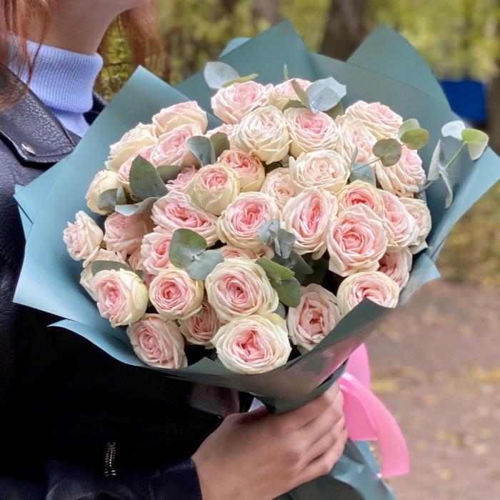 11 кустовых роз Свит Джелато с эвкалиптом