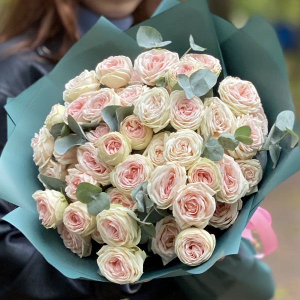 11 кустовых роз Свит Джелато с эвкалиптом