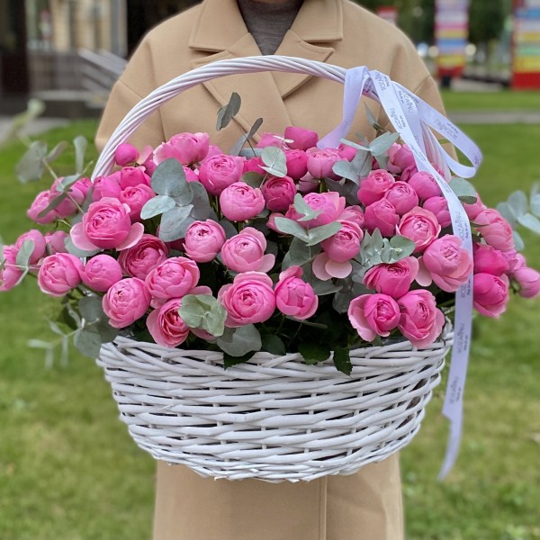 25 пионовидных кустовых роз Сильва Пинк в корзине