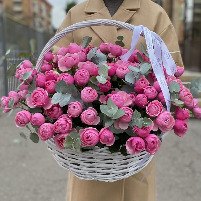 25 пионовидных кустовых роз Сильва Пинк в корзине
