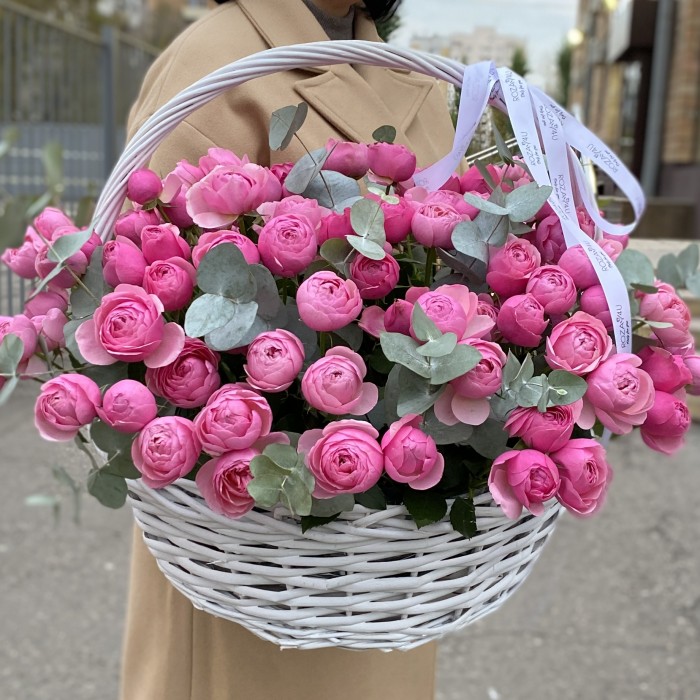 25 пионовидных кустовых роз Сильва Пинк в корзине