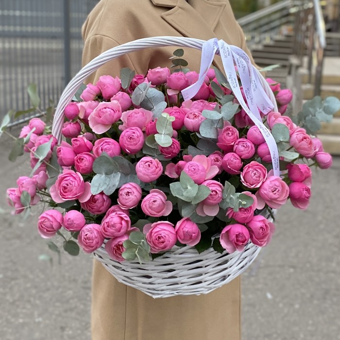 25 пионовидных кустовых роз Сильва Пинк в корзине