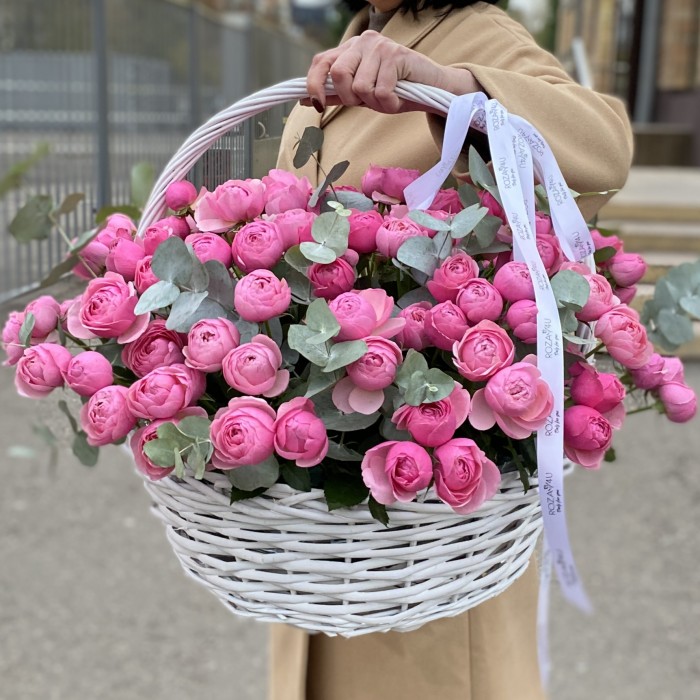 25 пионовидных кустовых роз Сильва Пинк в корзине