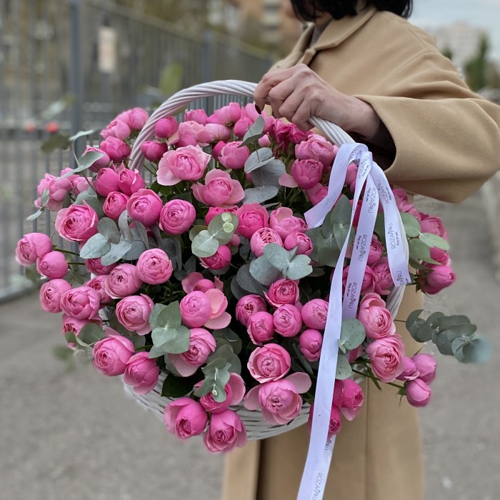 25 пионовидных кустовых роз Сильва Пинк в корзине