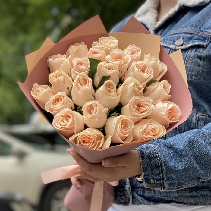 25 пионовидных роз Модести