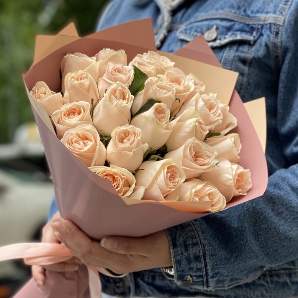 25 пионовидных роз Модести