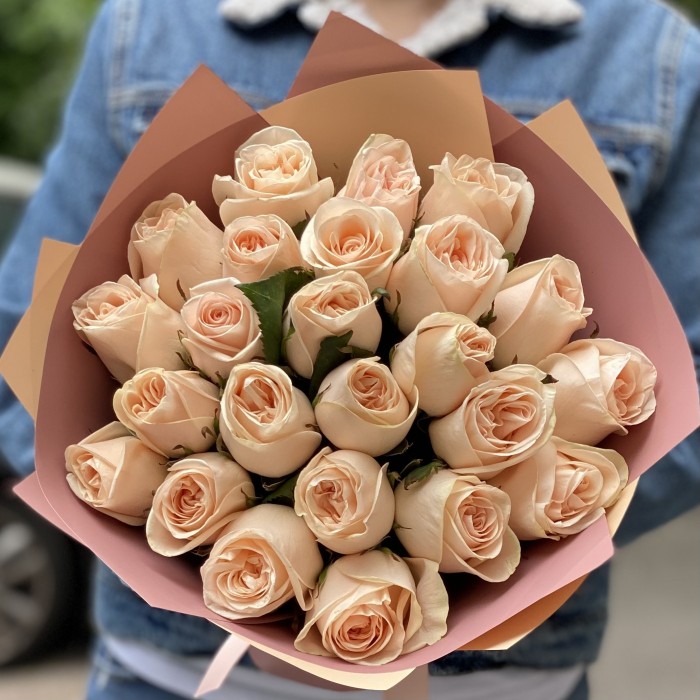 25 пионовидных роз Модести