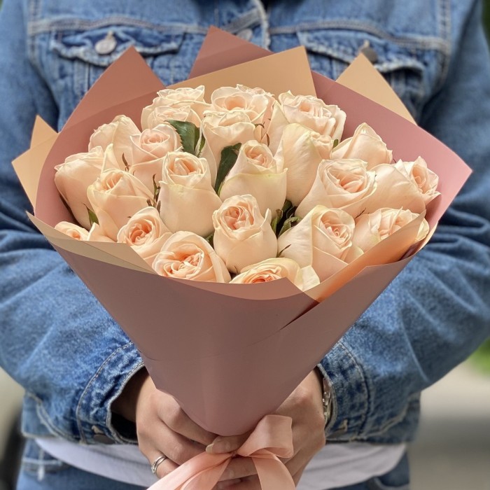 25 пионовидных роз Модести