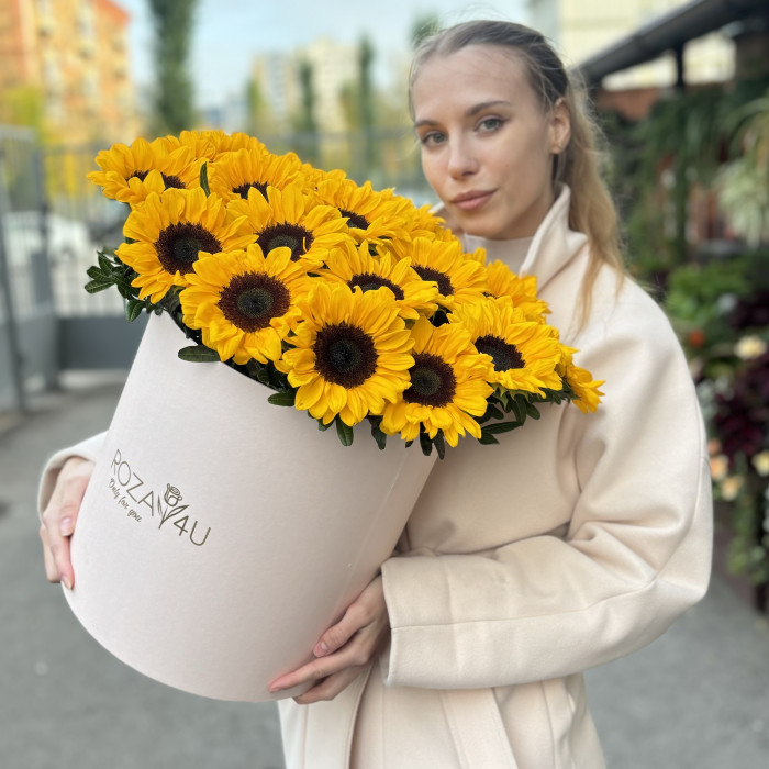 25 подсолнухов в коробке