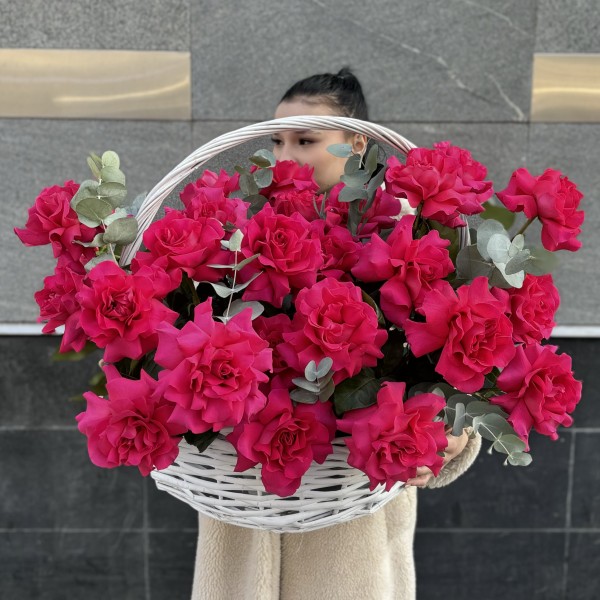 25 пышных роз Пинк Флойд с эвкалиптом в корзине